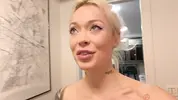 готовится к встрече с парнем из Тиндера