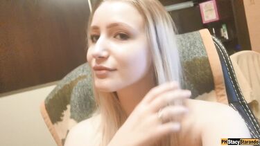 Stacy Starando: Игривая русская блондинка снимает на селфи камеру домашний минет парню