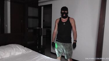 Грабитель в маске ворвался в дом Крисс Кисс и наполнил спермой ее писечку