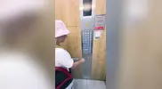 вызывает лифт в отеле
