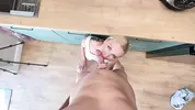 отсасывает и смотрит в глаза
