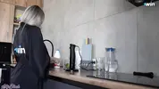 делает брату возбуждающий коктейль