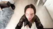 стягивает трусы