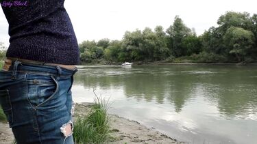 Русская сосет член на берегу реки и получает сперму на сиськи