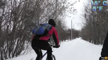 Отсасываю своему парню зимой в городском парке и глотаю сперму