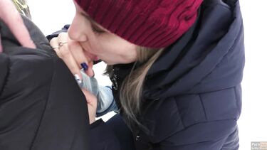 Отсасываю своему парню зимой в городском парке и глотаю сперму
