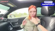 сосет пальцы парню