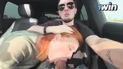 насаживает рот на свой член