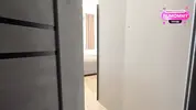 подглядываю в приоткрытую дверь