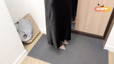 Пасынок трахнул мачеху в чулках в обмен на молчание о ее секрете в тумбочке