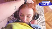 смотрит в глаза делая глубокий минет