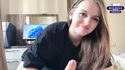 молодая девушка делает минет от первого лица