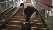 добрый парень помог донести сумку до поезда
