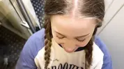 милашка с косичками сосет в туалете