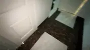 подглядывает как переодевается