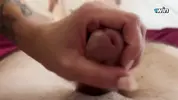 быстро дрочит до эякуляции любовника