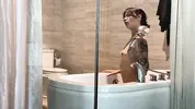 принимает душ перед сексом с мужем