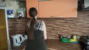моет посуду и ни о чем не подозревает