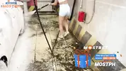 мойщица машин работает на автомойке