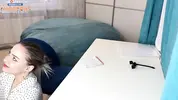 отрабатывает деньги минетом на коленях