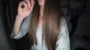 длинноволосая губошлепка курит ночью