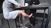 соседка ласкает член парня под столом