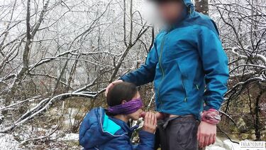 зимой: Телка с завязанными глазами сосет хуй зимой у горной реки