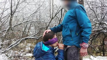 thelazycouple: Телка с завязанными глазами сосет хуй зимой у горной реки
