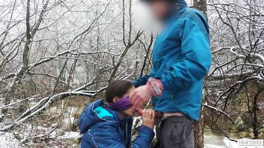 Телка с завязанными глазами сосет хуй зимой у горной реки