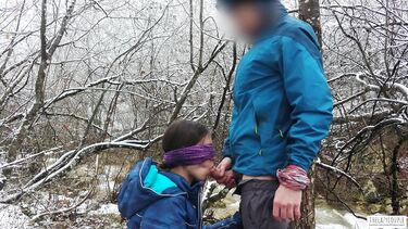 Телка с завязанными глазами сосет хуй зимой у горной реки