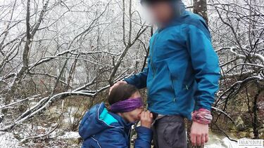 Телка с завязанными глазами сосет хуй зимой у горной реки