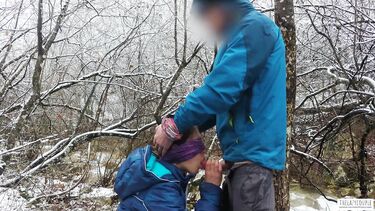 Минет в лесу: Телка с завязанными глазами сосет хуй зимой у горной реки