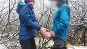 привел девушку с завязанными глазами к горной реке