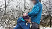 опустил на колени и дал пососать девке с повязкой на глазах