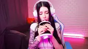 громко лижет языком двустороннюю секс игрушку