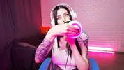 лижет вагину на игрушке и пальцами играет с резиновым анусом
