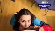 красотка лижет яйца парню