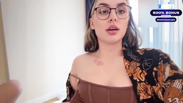 Good view couple: Симпатичная девушка в очках после минета оседлала член своего бойфренда