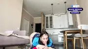 телка в олимпийке сосет хуй на полу