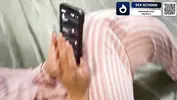 студентка в пижаме выбирает в телефоне образ для ролевухи