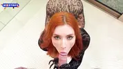 рыжая девушка на коленях сосет член парня