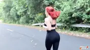 девушка каждое утро бегает на свежем воздухе