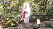 японское божество Кицунэ гуляет по лесу