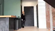 пришла уставшая с работы и хотела сесть