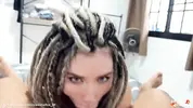 глубоко сосет и давится кончой