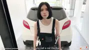 девушка автомеханик ремонтирует тачку