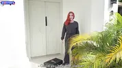 рыжая девушка просит помощи у соседа