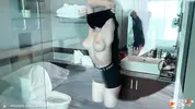 красивая соседка раздевается и принимает душ