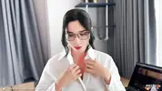 оголяет грудь и сосет начальнику