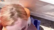 присела и сосет член